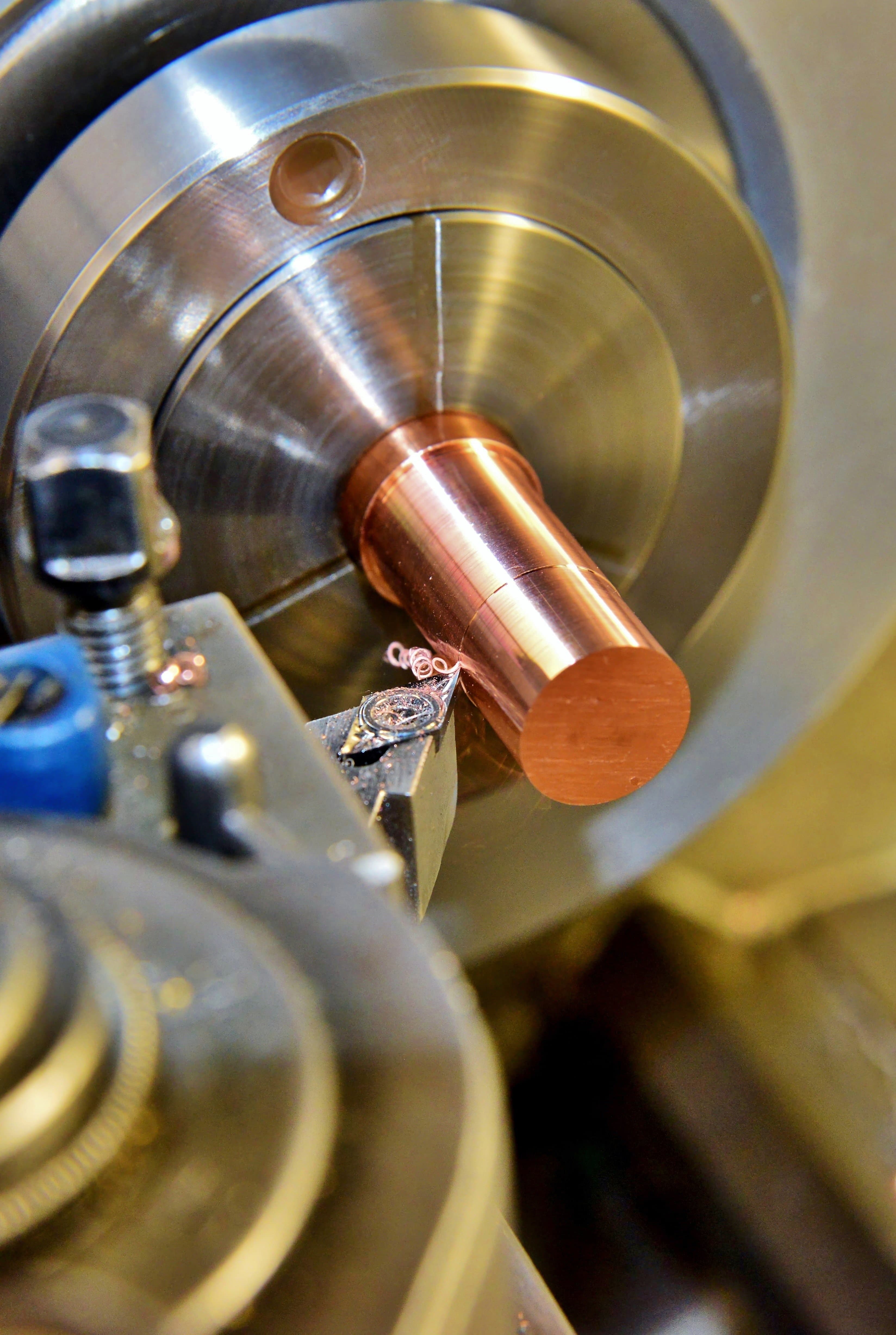 중일테크 제조 현장을 상징하는 이미지